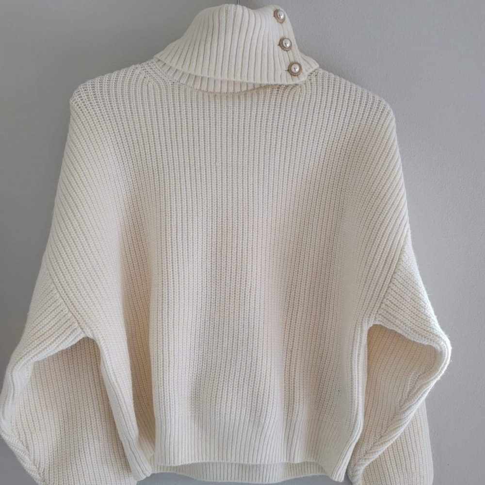Turtleneck sweater, slightly cropped, full sleeve
